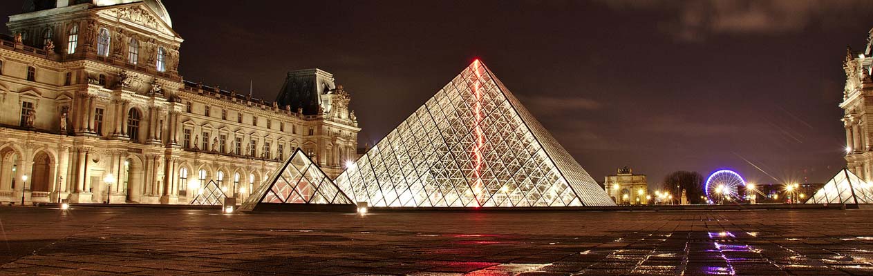Der Louvre in Paris bei Nacht